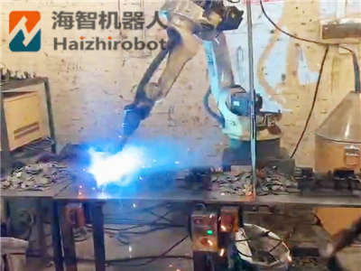 焊接車(chē)間里的自動(dòng)焊接機(jī)械手臂效果如何！ 